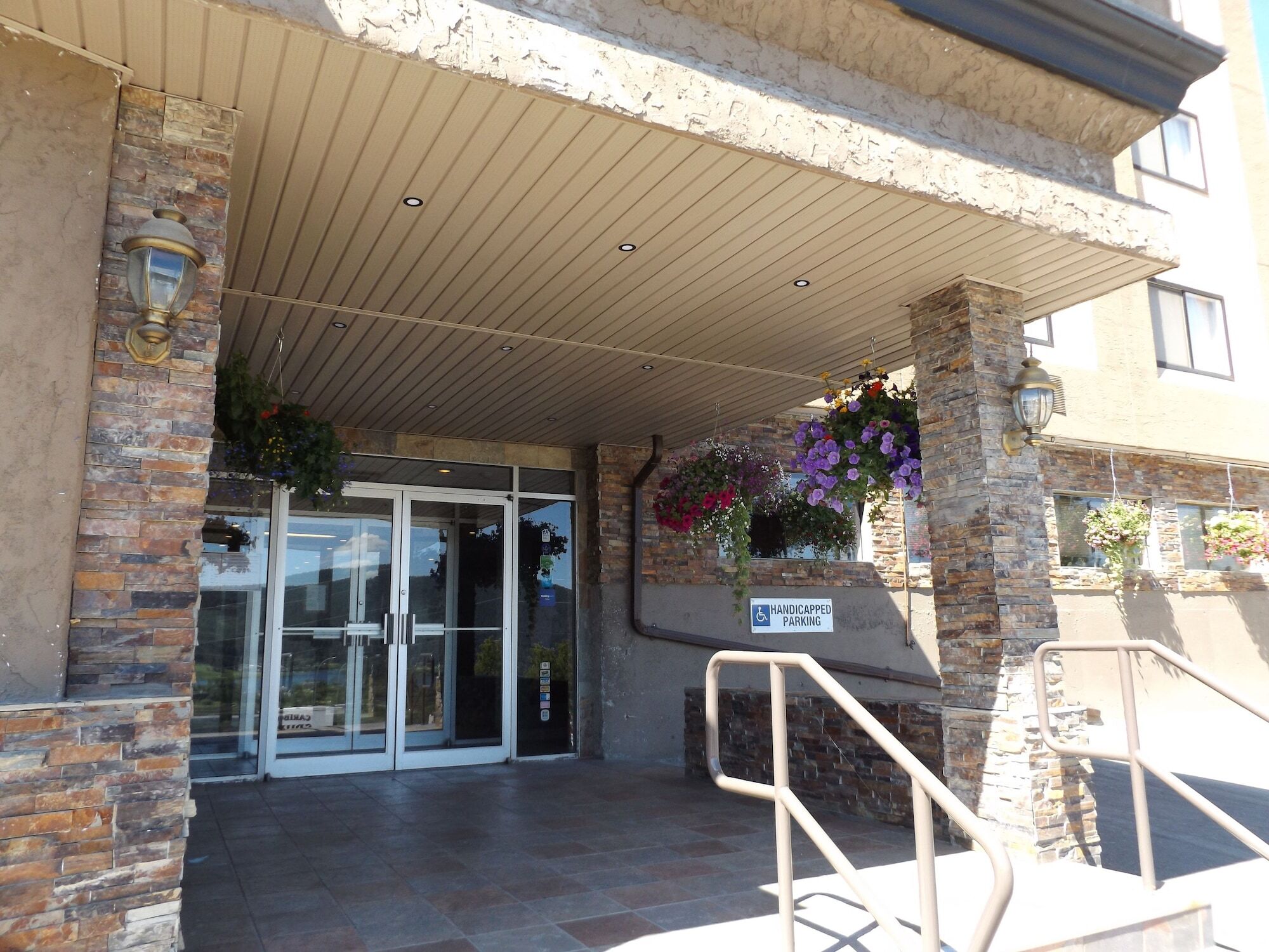 Ramada By Wyndham Williams Lake Exterior foto