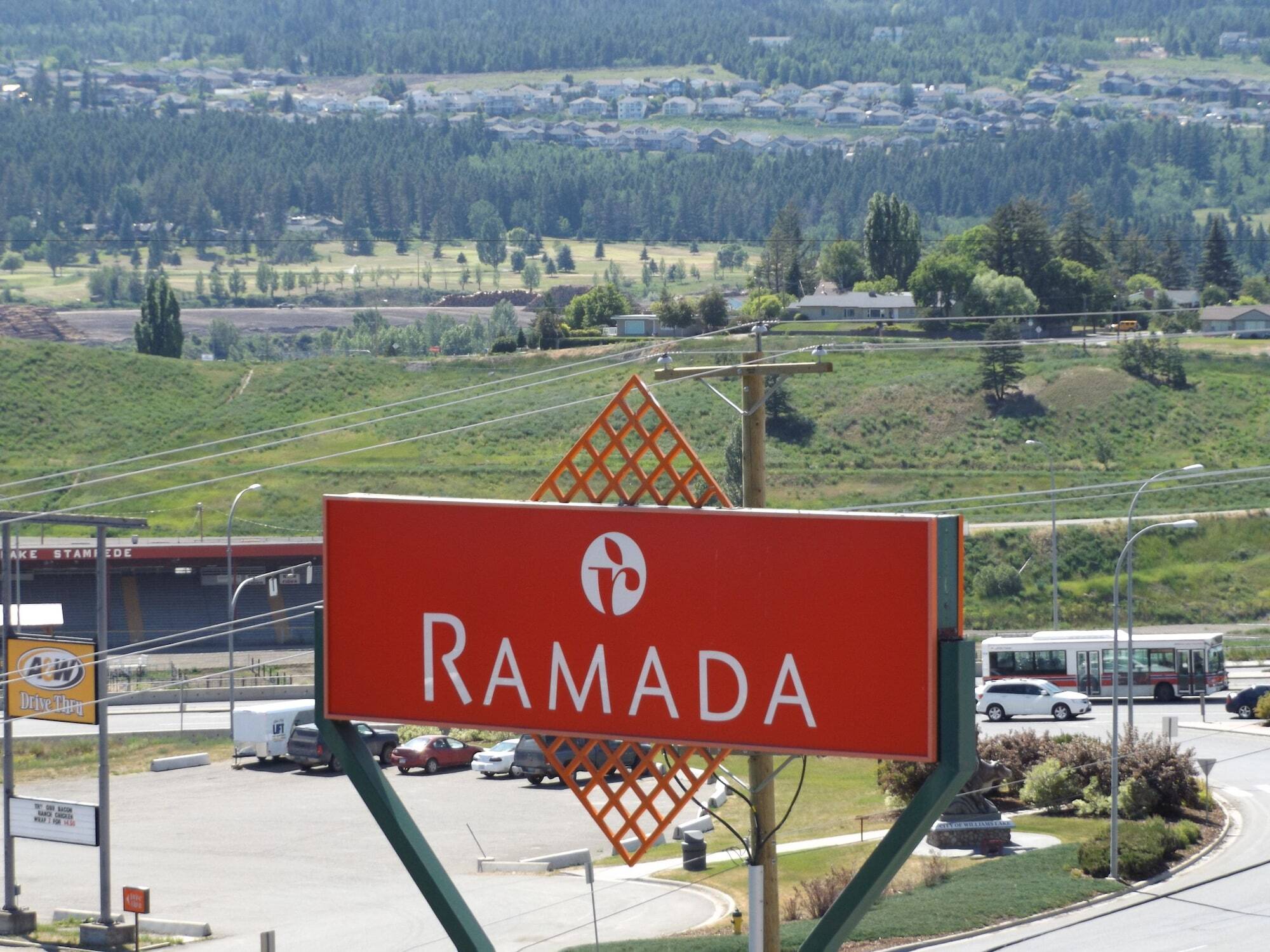 Ramada By Wyndham Williams Lake Exterior foto